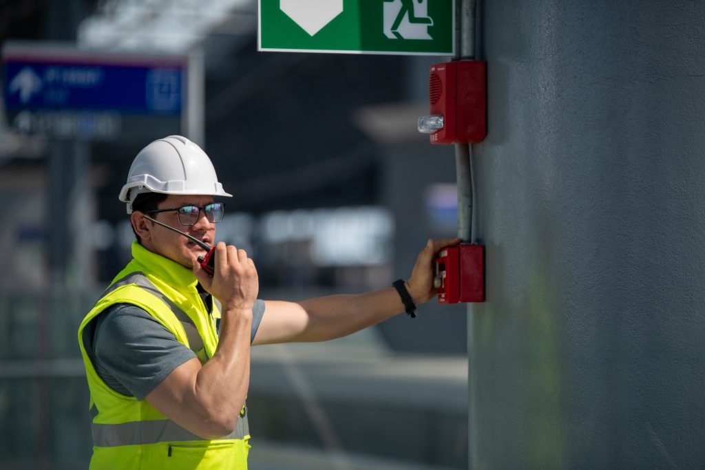 Brandschutzexperte prüft Brandmeldanlage